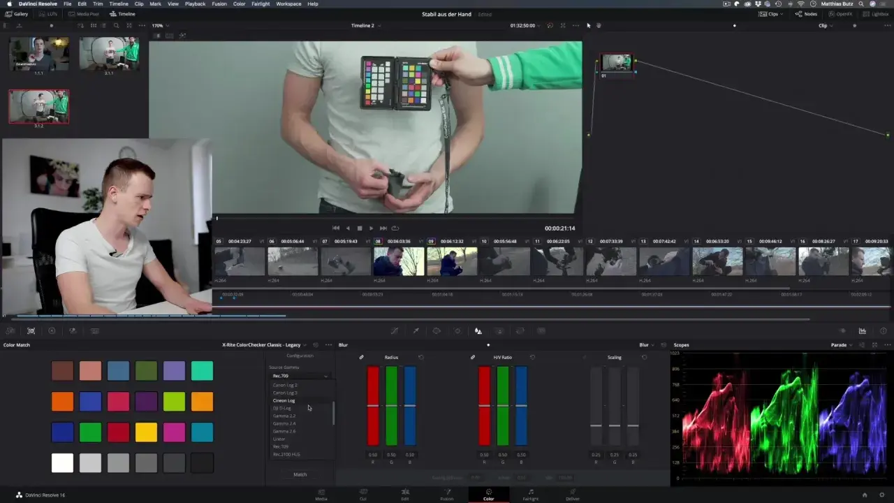 Schermata di DaVinci Resolve con un uomo che esegue la color correction usando un ColorChecker.