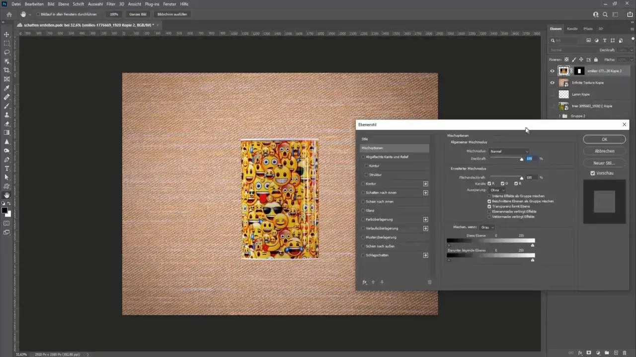 Un barattolo pieno di emoji con un effetto ombra che ne esalta la tridimensionalità su uno sfondo testurizzato.