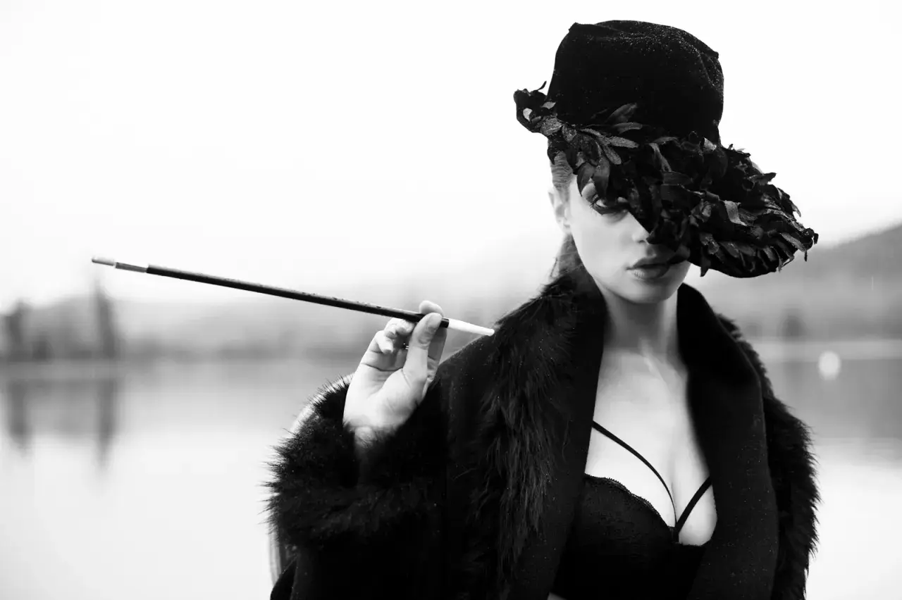 Donna con cappello piumato e bocchino, scatto di Francesco Francia fotografo.