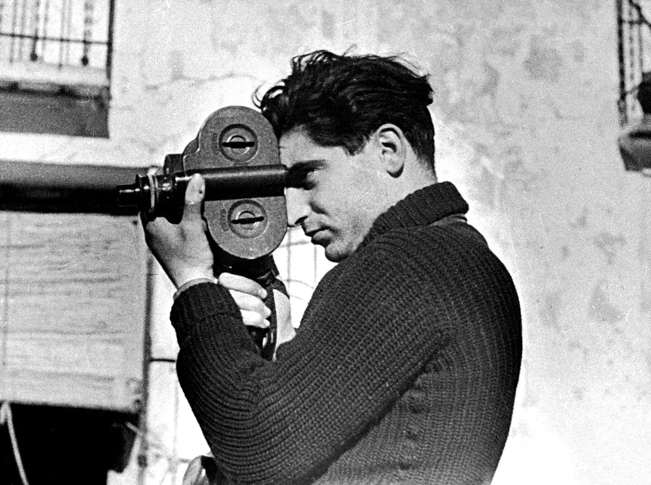 Giovane uomo con cinepresa, forse il fotografo più famoso del suo tempo, cattura un momento.