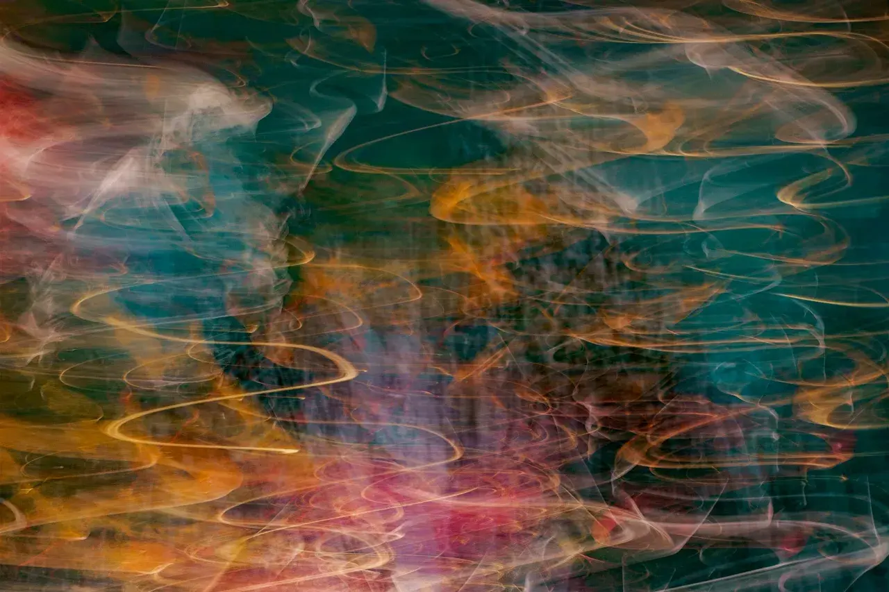 Vortici di luce dorata e rosa danzano su uno sfondo verde acqua profondo, creando immagini surreali che evocano un sogno etereo.