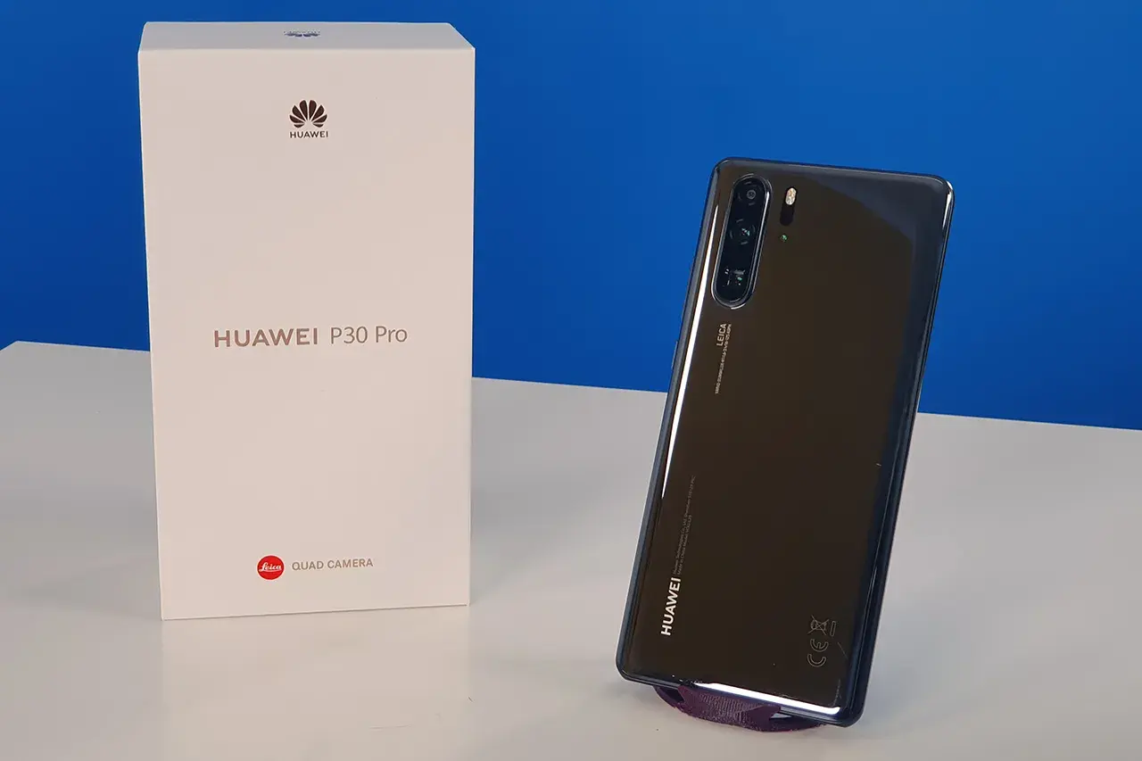 Scatola e smartphone Huawei P30 Pro con fotocamera Leica.