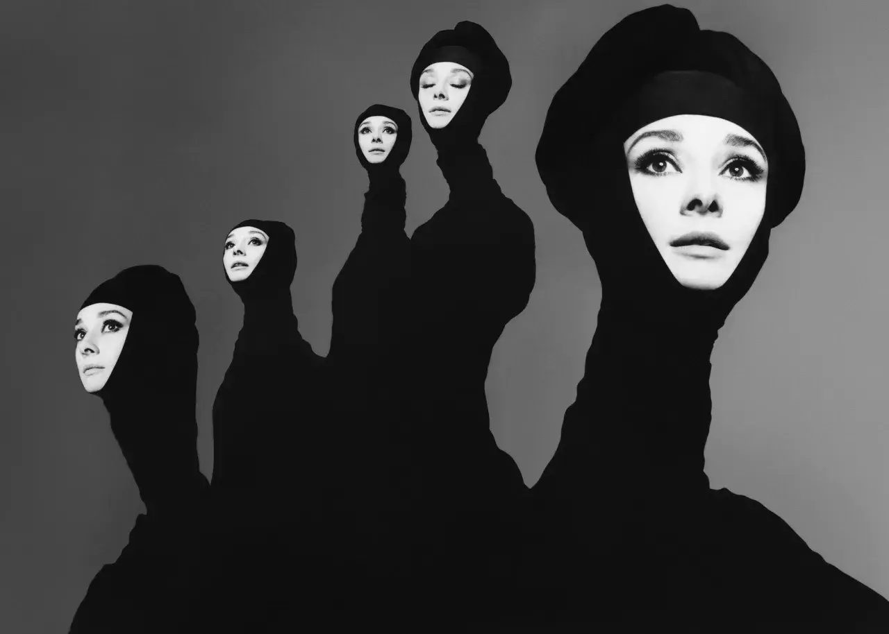 Cinque volti di Audrey Hepburn emergono da un tessuto nero, un'iconica opera del fotografo Avedon.