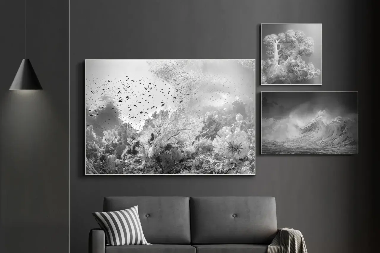 Opere di Hengki Koentjoro: un banco di pesci nuota tra coralli vibranti, un'onda potente si infrange e un corallo ramificato in primo piano.