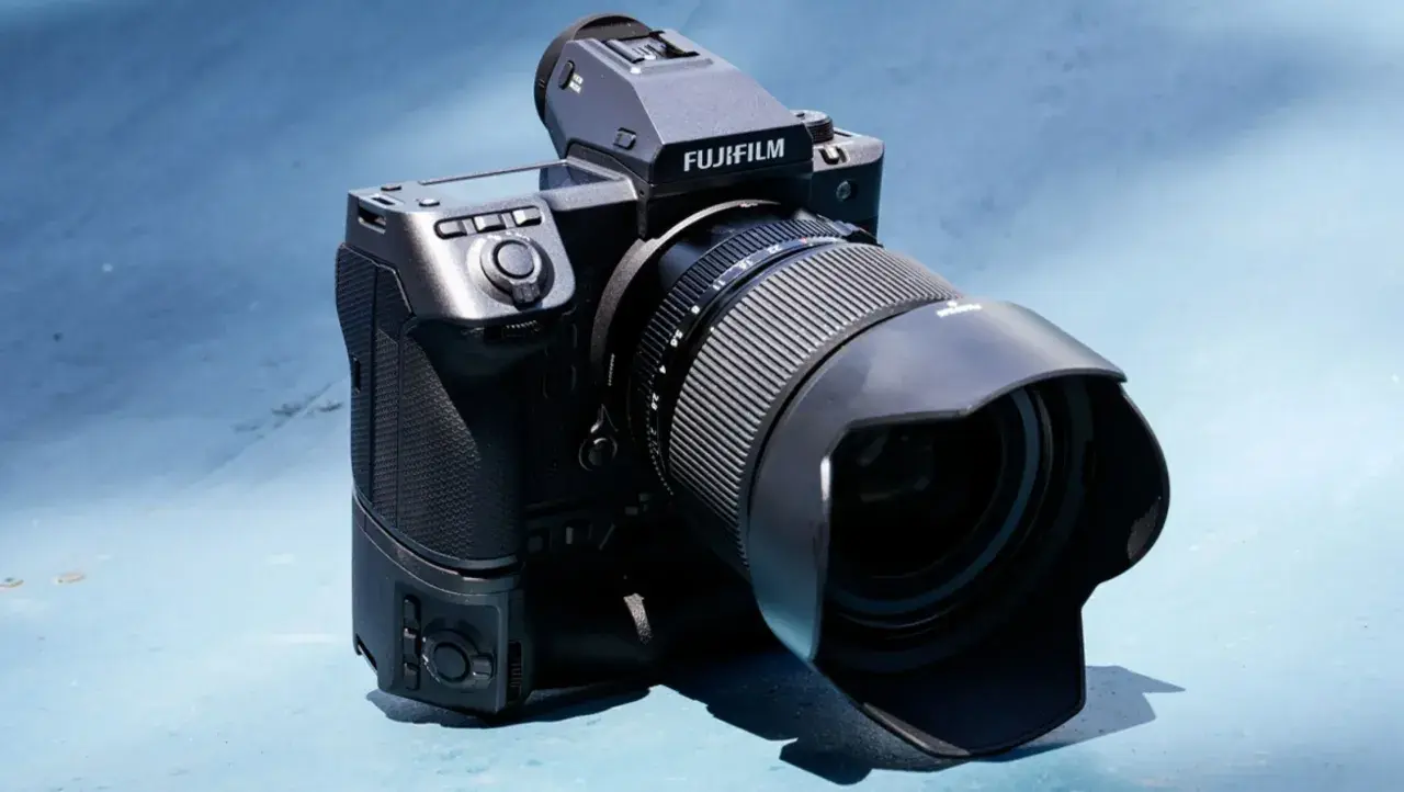 Fujifilm GFX 100 II, una fotocamera mirrorless di medio formato con un obiettivo ampio, pronta per catturare immagini straordinarie.