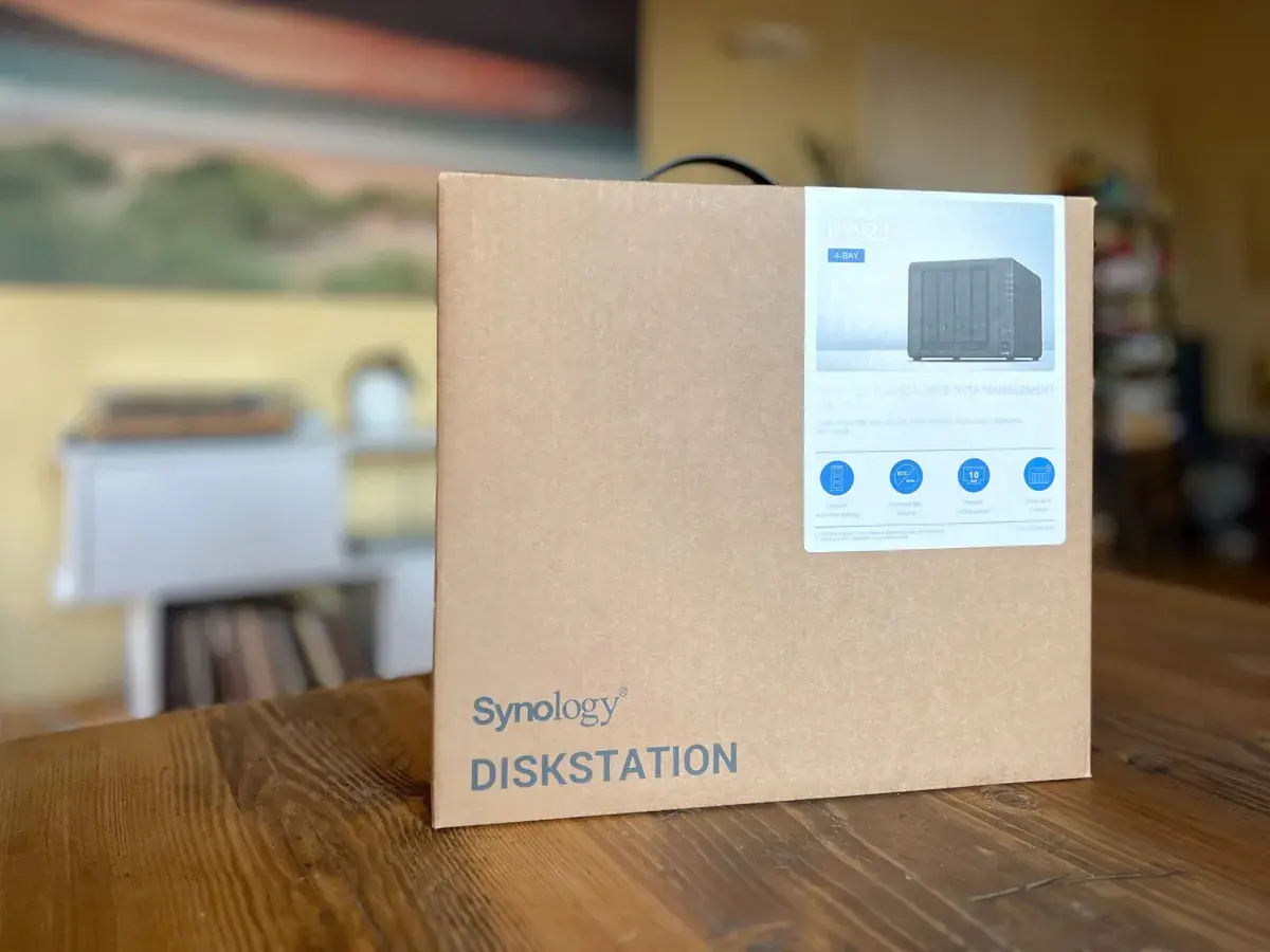 Scatola Synology DiskStation DS923+ pronta per organizzare le tue foto e dati.