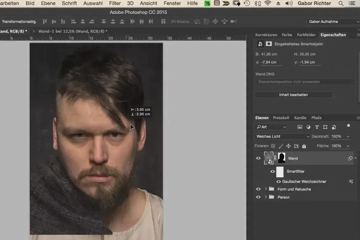 Ritratto di un uomo con barba, in fase di fotoritocco su Photoshop. Misurazioni visibili sullo schermo.