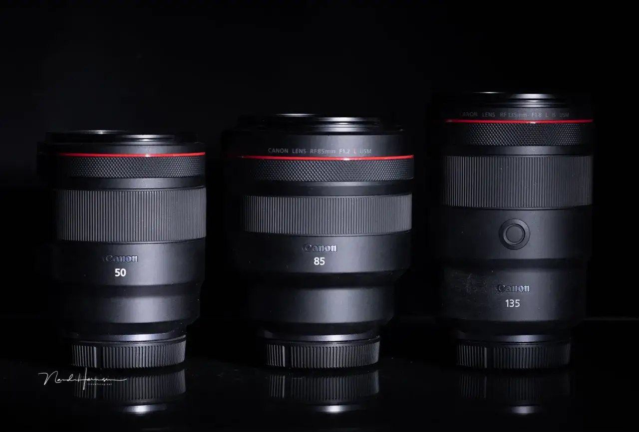 Tre obiettivi Canon: 50mm, 85mm e 135mm, con la distanza indicata sugli obiettivi.
