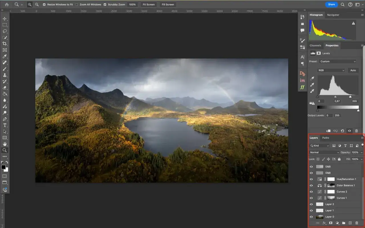 Paesaggio montano con lago e arcobaleno, in fase di elaborazione con Photoshop, con livelli e strumenti visibili.