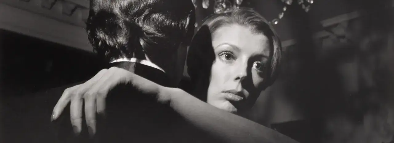 Un primo piano intenso di una donna, catturato dal fotografo Larry Fink, con un braccio che la cinge.