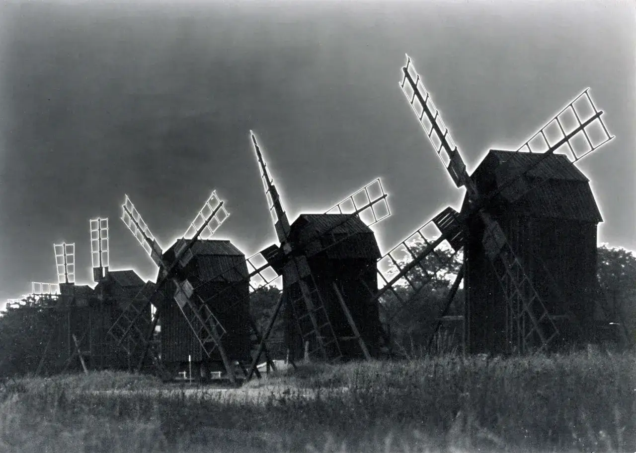 Mulini a vento con pale luminose, effetto solarizzazione Man Ray.