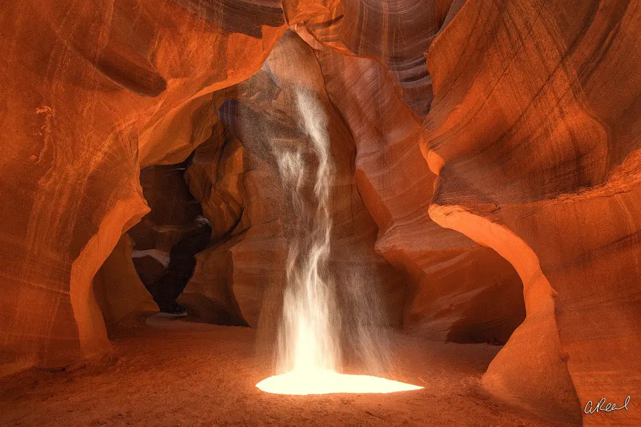 Raggio di luce illumina la sabbia in un canyon, creando un effetto magico. Questa foto più costosa al mondo cattura la bellezza effimera della natura.