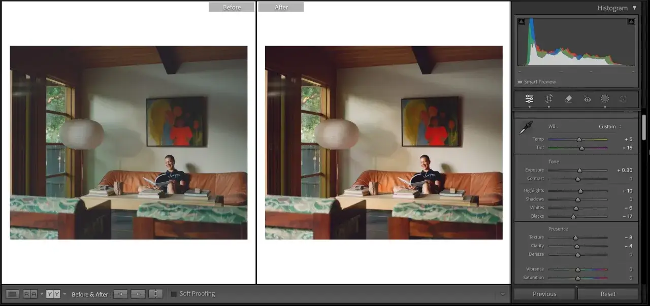 Confronto tra camera raw e lightroom: un uomo legge su un divano, con modifiche visibili tra le due versioni.