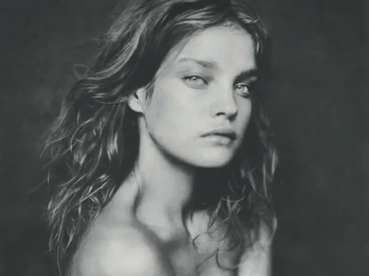 Ritratto in bianco e nero di una giovane donna con capelli mossi, sguardo intenso. Un'iconica paolo roversi photography.
