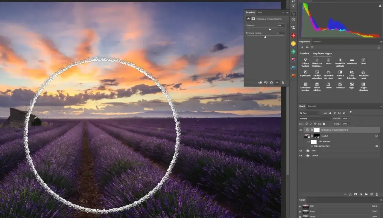 Campo di lavanda al tramonto con cerchio tratteggiato. Pannelli di Photoshop mostrano comandi per la regolazione di chiarezza e rimozione foschia.