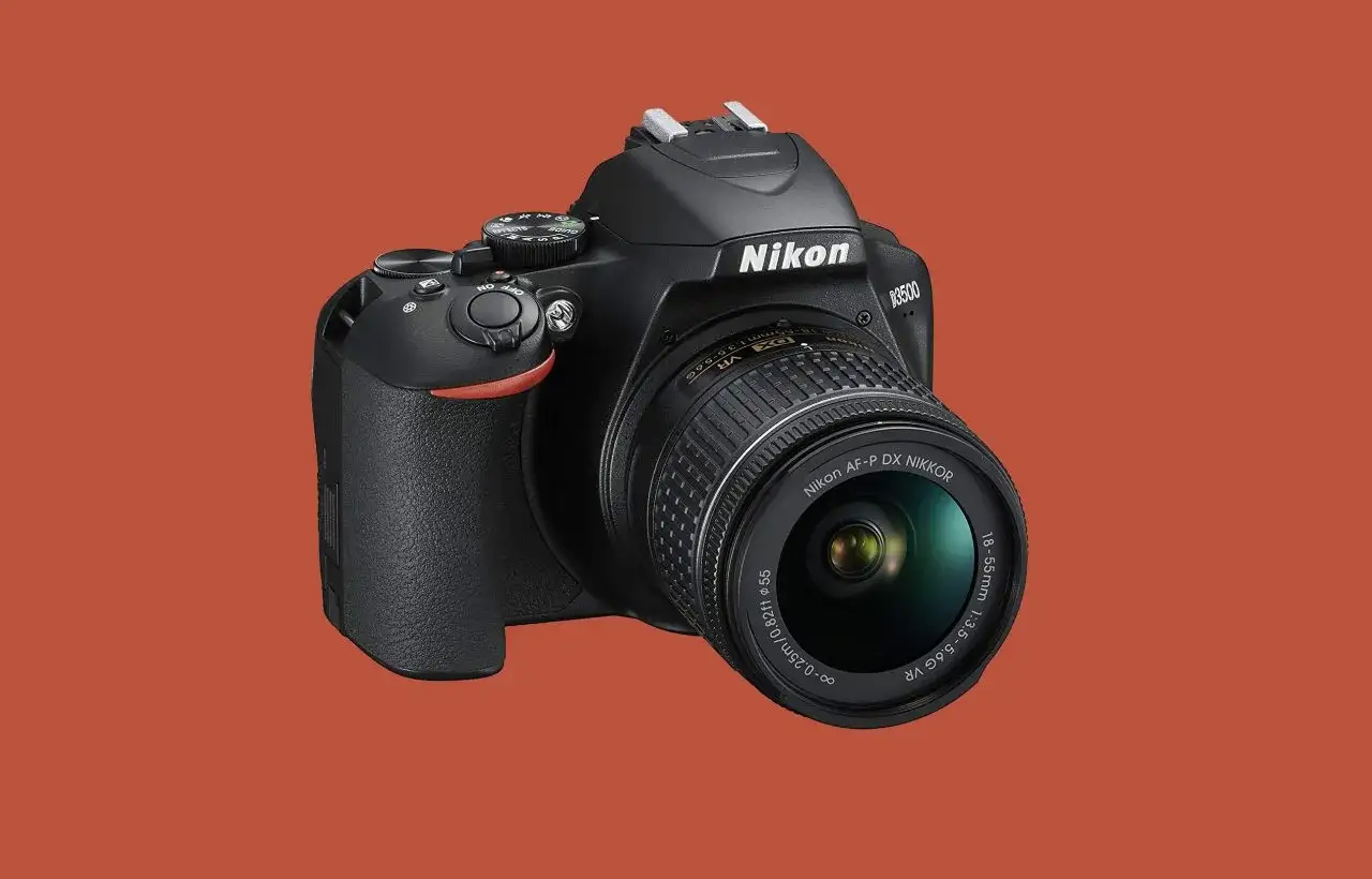 Nikon D3500, uscita nel 2017, una reflex digitale compatta e leggera, perfetta per iniziare a fotografare.