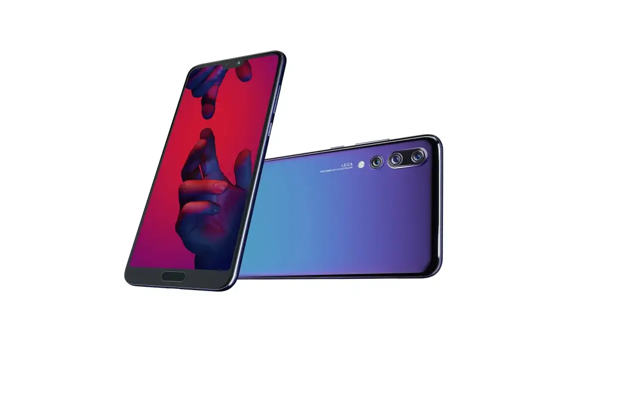 Huawei P20 Pro con tripla fotocamera Leica. Il display mostra un'immagine artistica di mani.