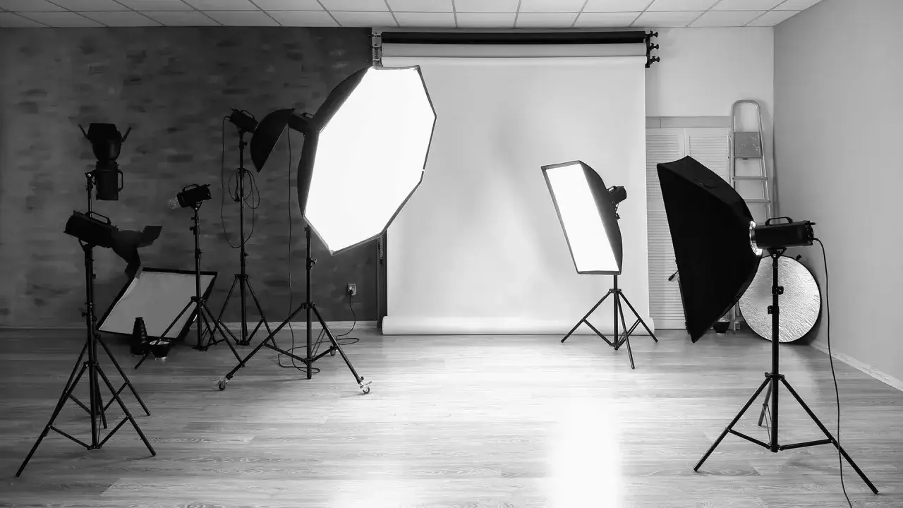 Studio fotografico pronto per uno shooting, con luci softbox e riflettori per un perfetto fill light.