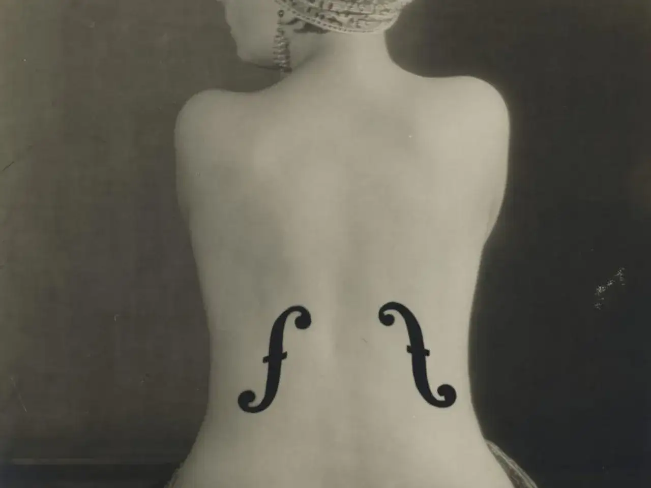 Schiena nuda con due effe di violino, come il violino di Ingres, che sembrano pronte a suonare una melodia silenziosa.