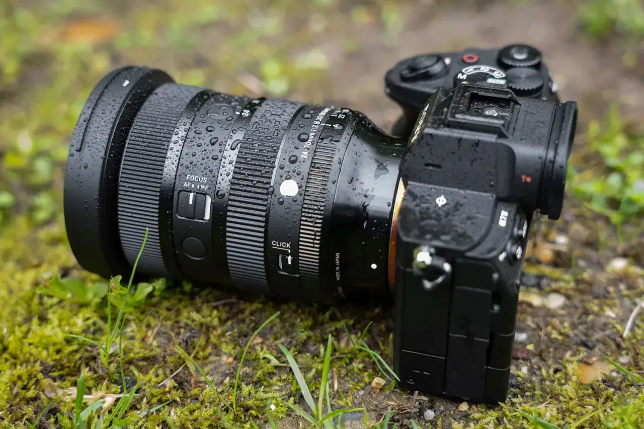 Sigma 24-70mm f/2.8 DG DN Art, bagnato di pioggia, pronto per una recensione sul campo.